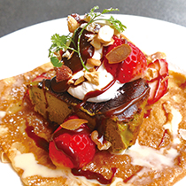 苺とピスタチオバスクチーズケーキのクレープ