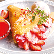 苺と練乳のブーケクレープ