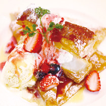苺とベリーソースのミルフィーユクレープ